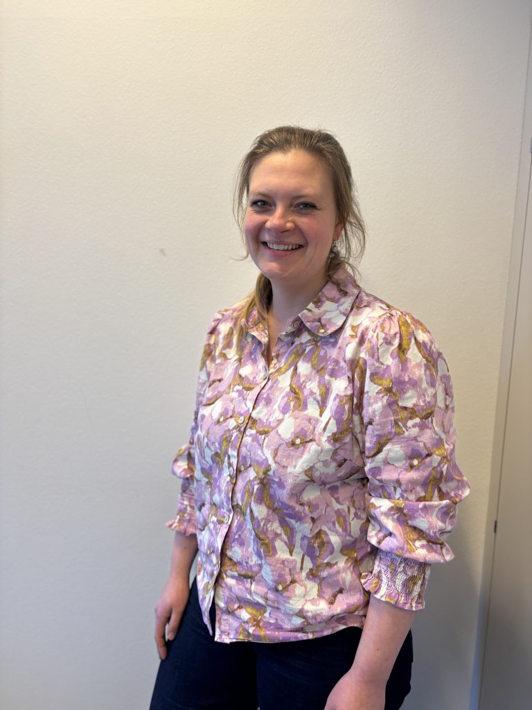 Das Bild zeigt eine Level up! 2.0 Mitarbeiterin, die den Workshop durchführt, zum Thema KI.